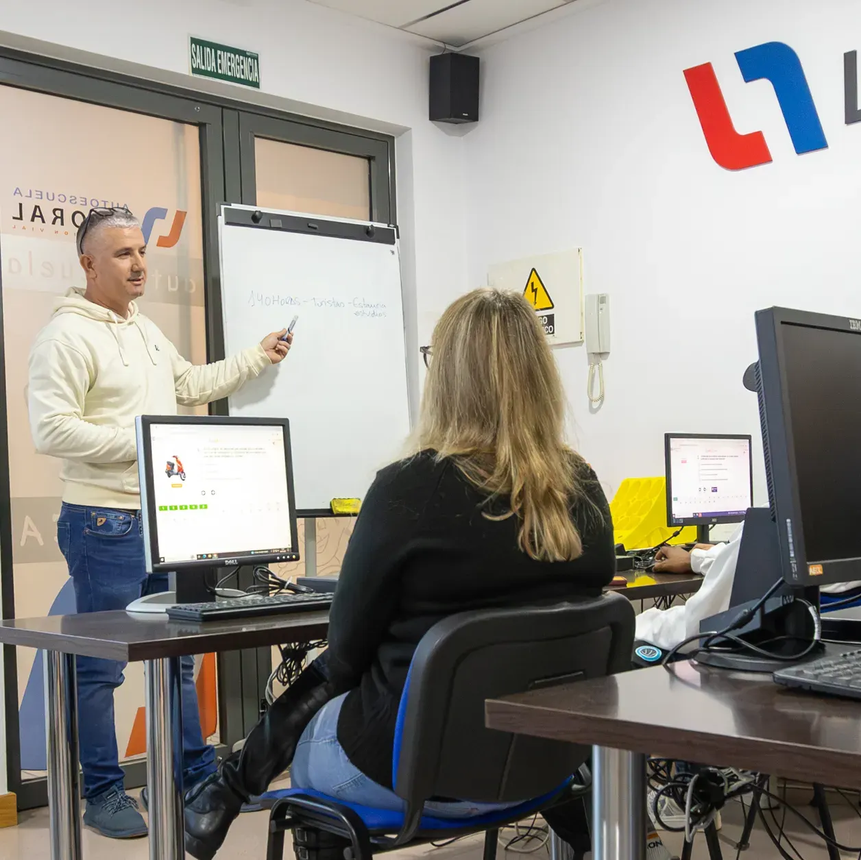 Profesor y alumna en una clase de Autoescuela Litoral.
